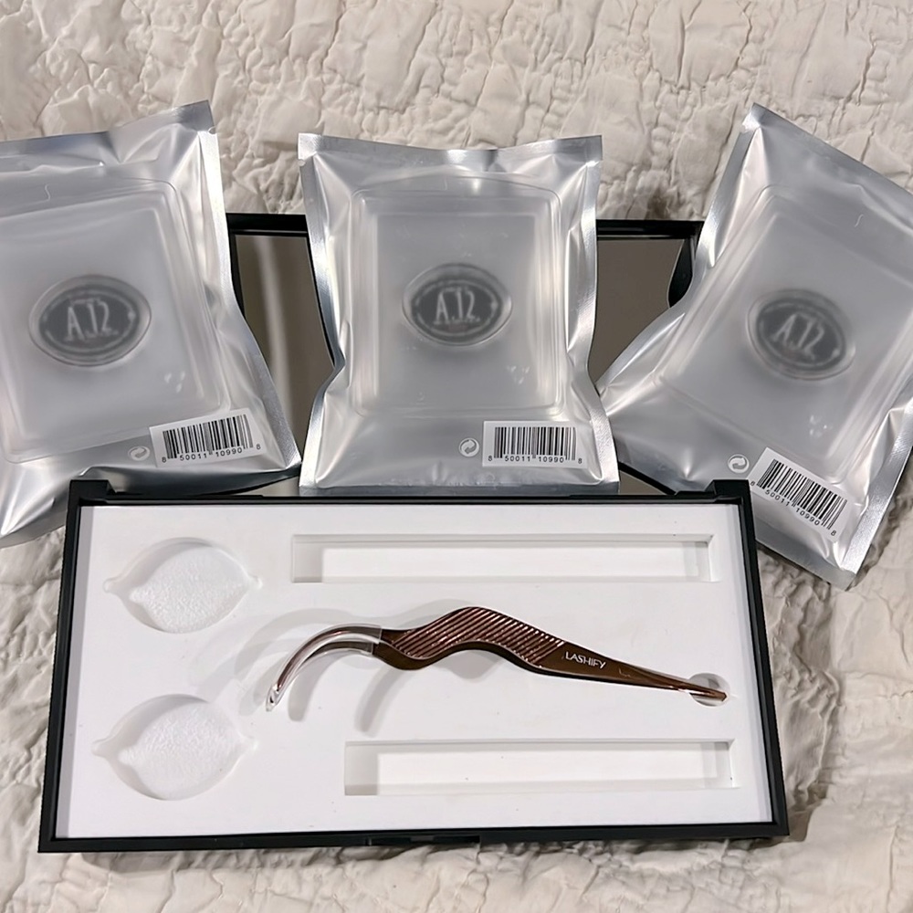Lashify control kit case, wand, A12 truffle gossamers